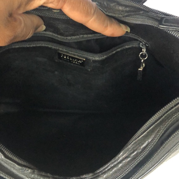 PERLINA vintage black leather shoulder bag. 3 way zipper openings. Holds 5 cards - Picture 12 of 14